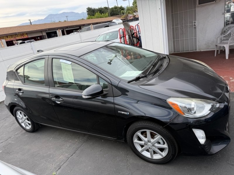 2016 Toyota Prius c's photo