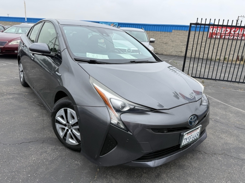 2017 Toyota Prius Two's photo
