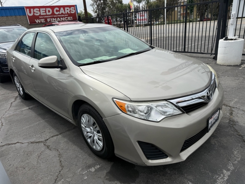 2013 Toyota Camry LE - Photo 2