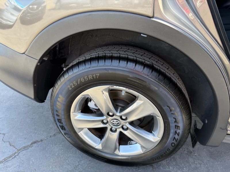 2015 Toyota RAV4 XLE - Photo 17