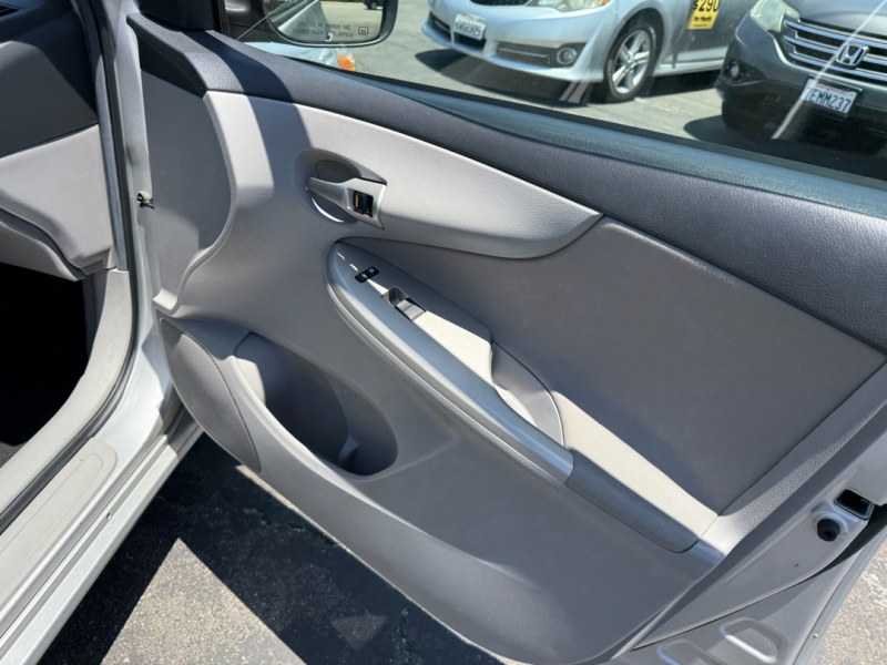 2011 Toyota Corolla LE - Photo 18
