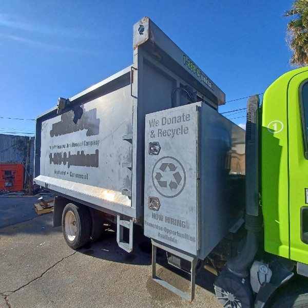 2018 Isuzu NPR HD's photo