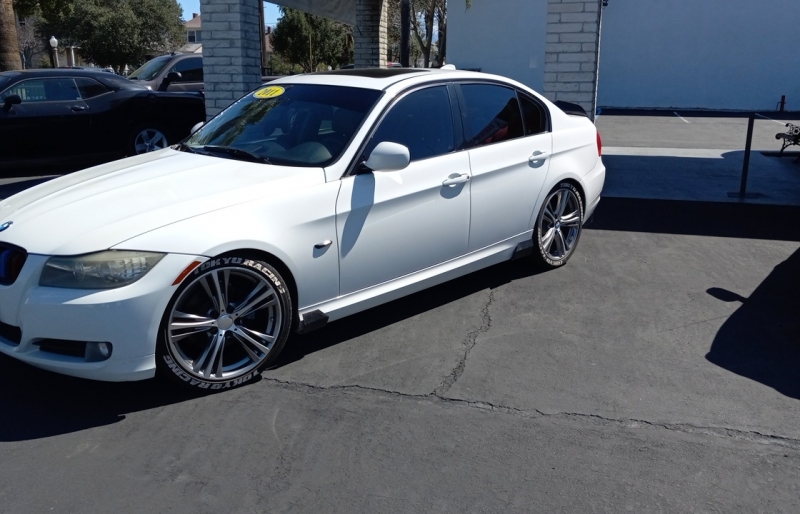 large picture of 2011 BMW 3 Series