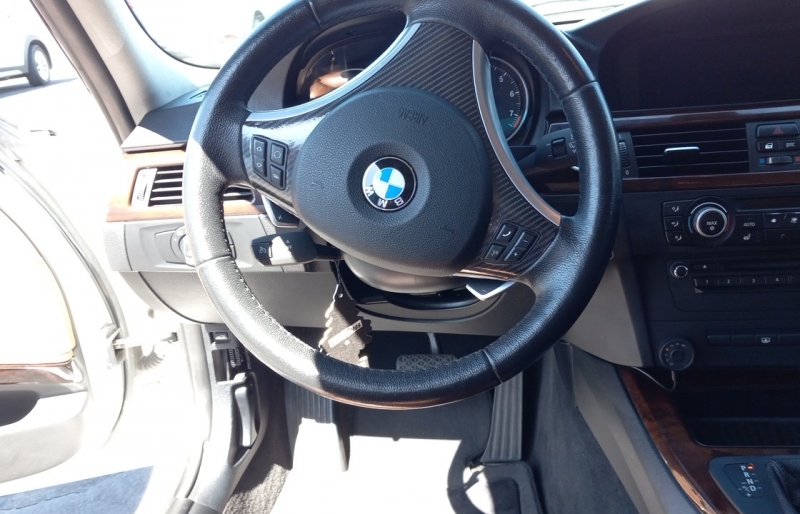 large picture of 2011 BMW 3 Series