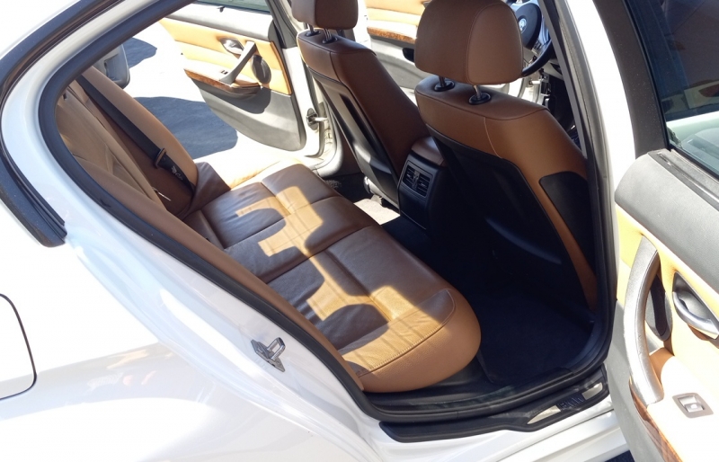large picture of 2011 BMW 3 Series