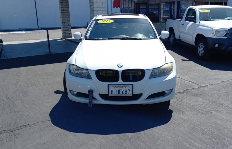 large picture of 2011 BMW 3 Series