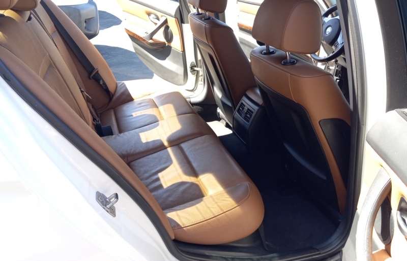 large picture of 2011 BMW 3 Series