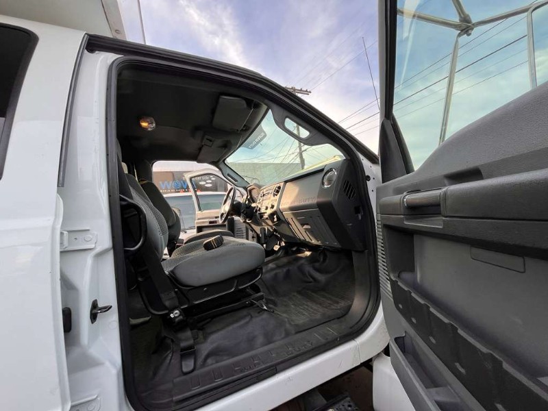 2015 Ford F-650 - Photo 17