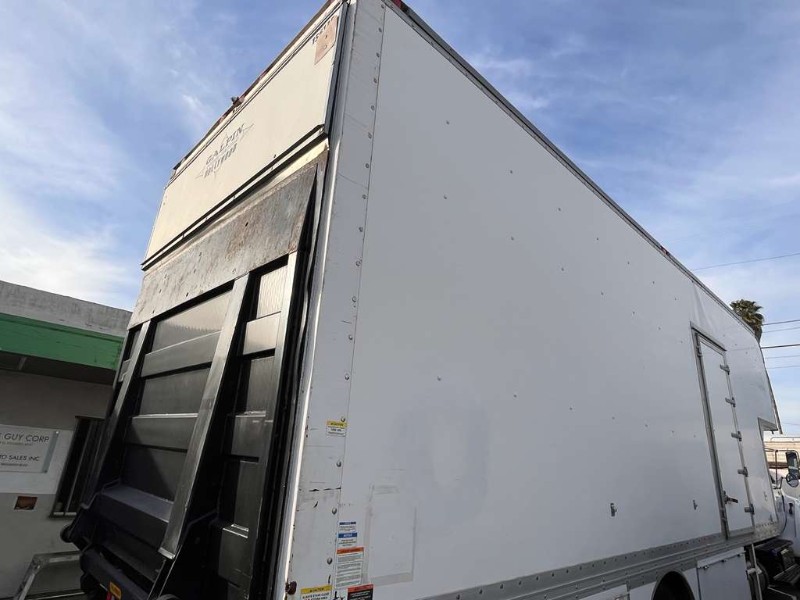 2015 Ford F-650 - Photo 8