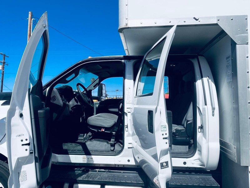 2016 Ford F-650 - Photo 9
