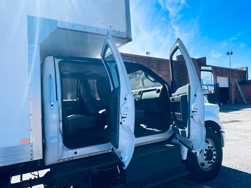 2016 Ford F-650 - Photo 14