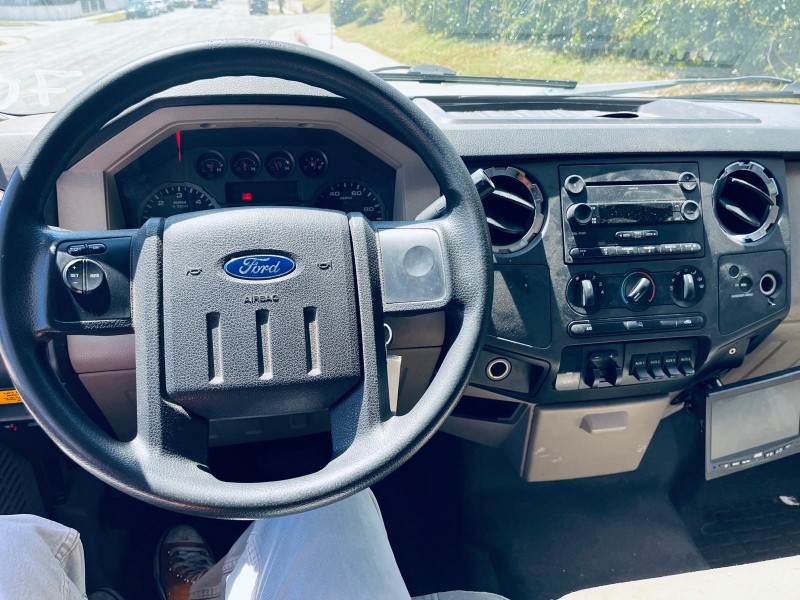 2008 Ford F-550 - Photo 13