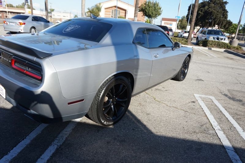 2016 Dodge Challenger SXT's photo