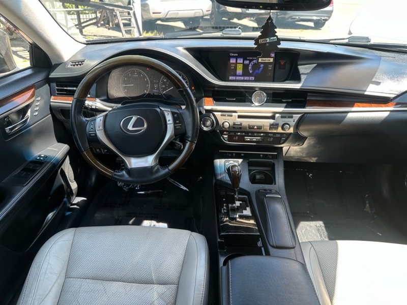 View vehicle photo 7