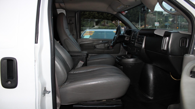 2015 Chevrolet Express 3500 photo 9