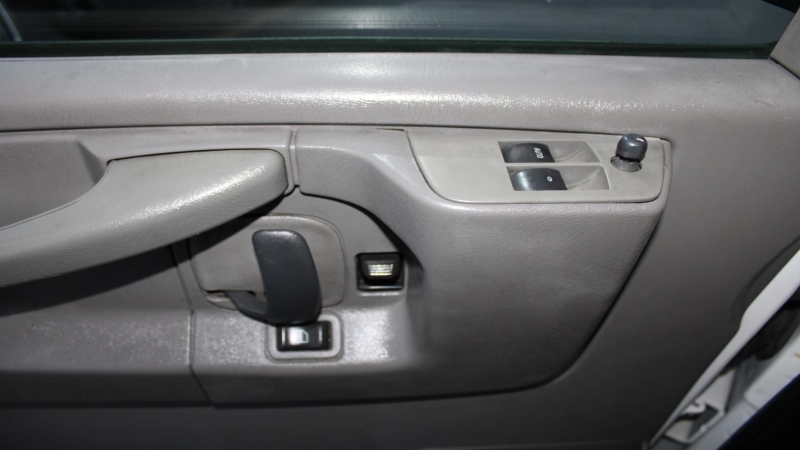 2015 Chevrolet Express 3500 photo 11
