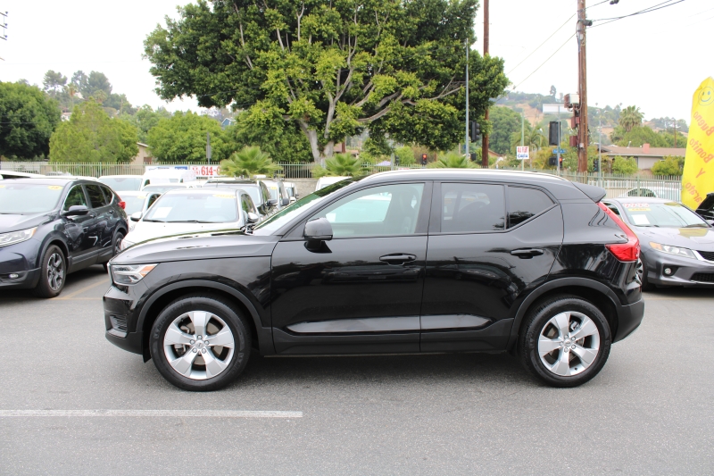 2022 Volvo XC40 Momentum photo 6