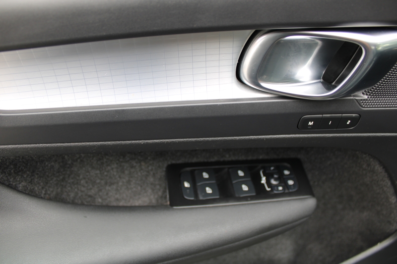 2022 Volvo XC40 Momentum photo 14