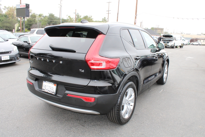 2022 Volvo XC40 Momentum photo 5