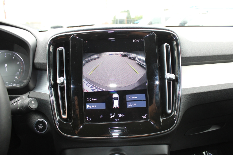 2022 Volvo XC40 Momentum photo 13
