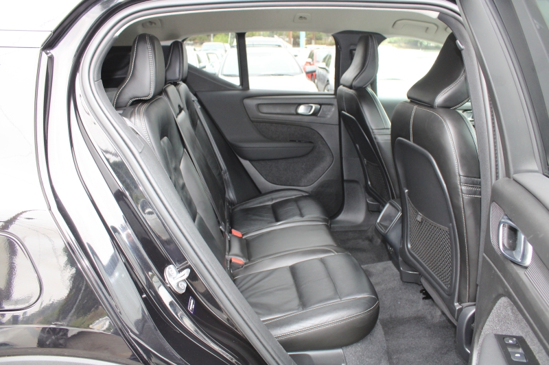 2022 Volvo XC40 Momentum photo 10