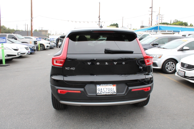 2022 Volvo XC40 Momentum photo 4