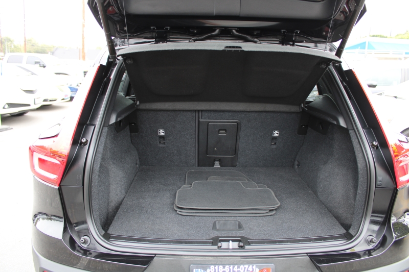 2022 Volvo XC40 Momentum photo 7