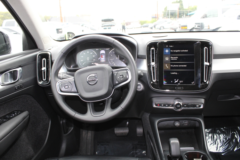 2022 Volvo XC40 Momentum photo 11