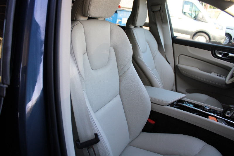 2022 Volvo XC60 B5 Momentum photo 9