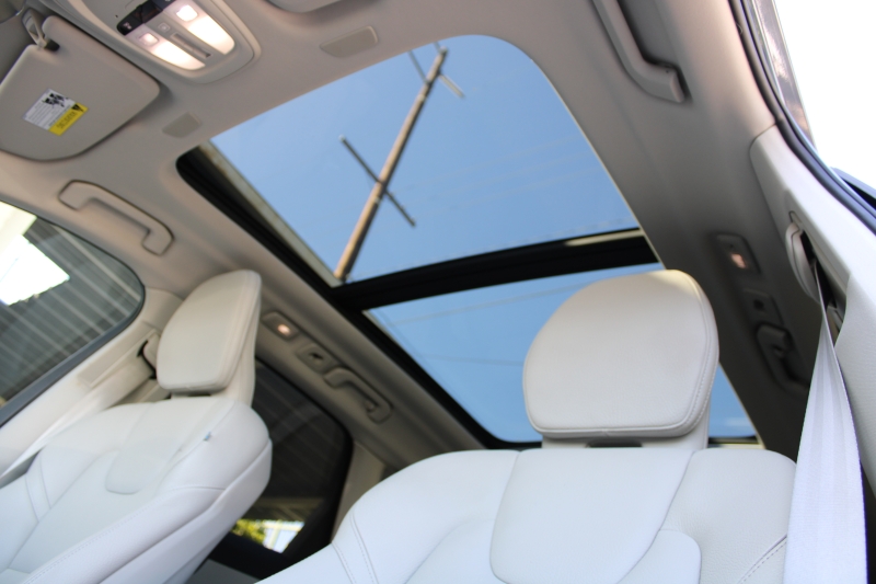 2022 Volvo XC60 B5 Momentum photo 13