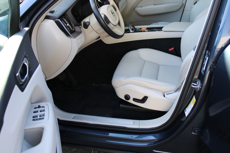 2022 Volvo XC60 B5 Momentum photo 10