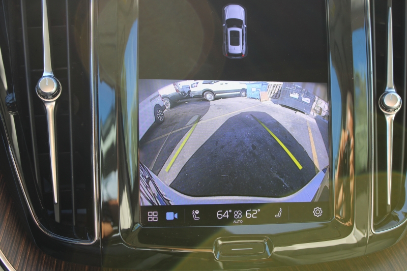 2022 Volvo XC60 B5 Momentum photo 18