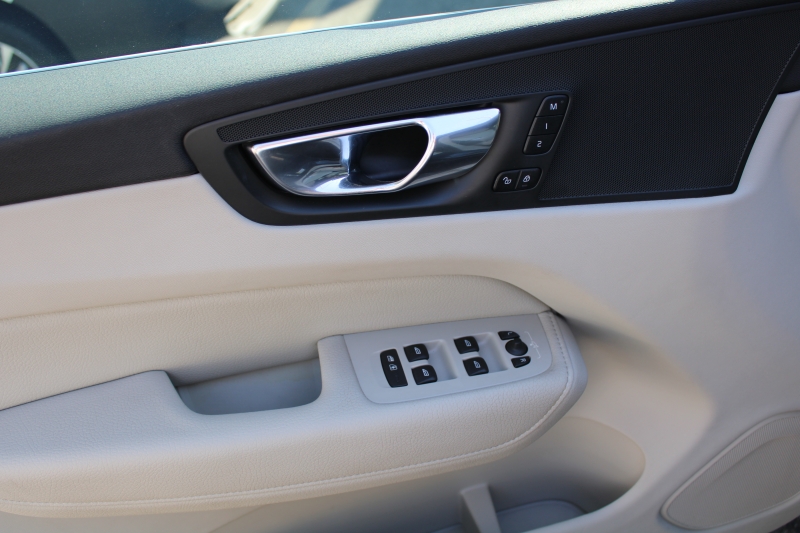 2022 Volvo XC60 B5 Momentum photo 17
