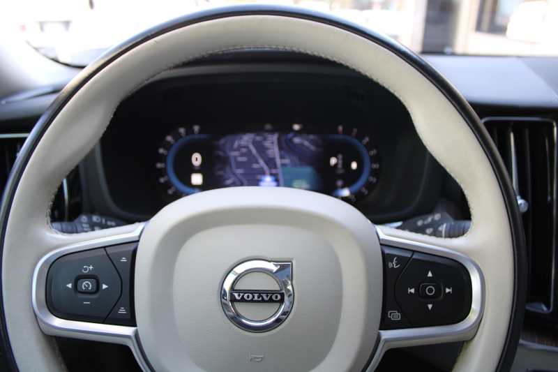 2022 Volvo XC60 B5 Momentum photo 15