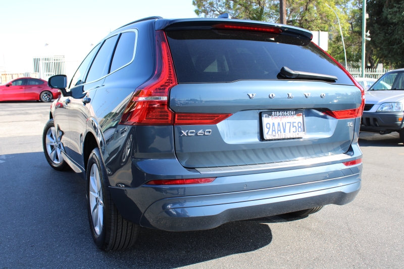 2022 Volvo XC60 B5 Momentum photo 3