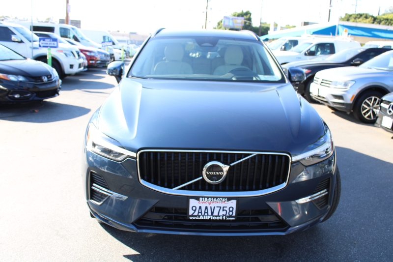 2022 Volvo XC60 B5 Momentum photo 2