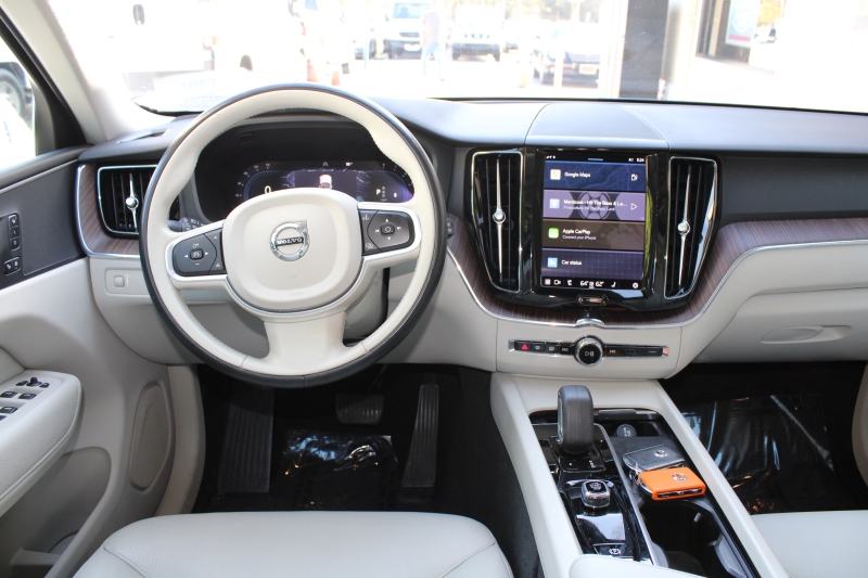 2022 Volvo XC60 B5 Momentum photo 14