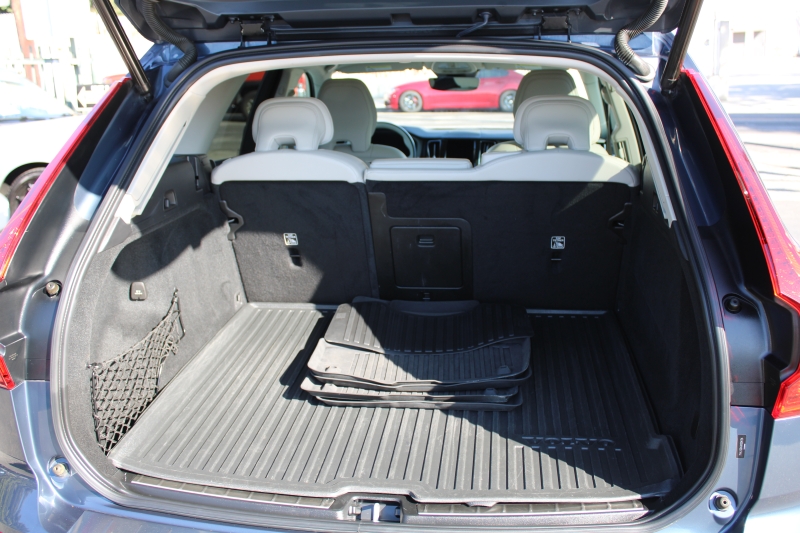2022 Volvo XC60 B5 Momentum photo 8