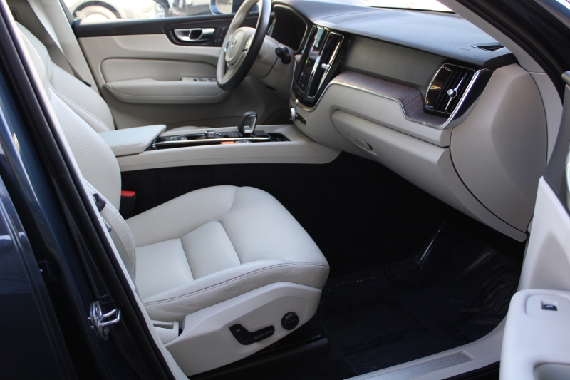 2022 Volvo XC60 B5 Momentum photo 12