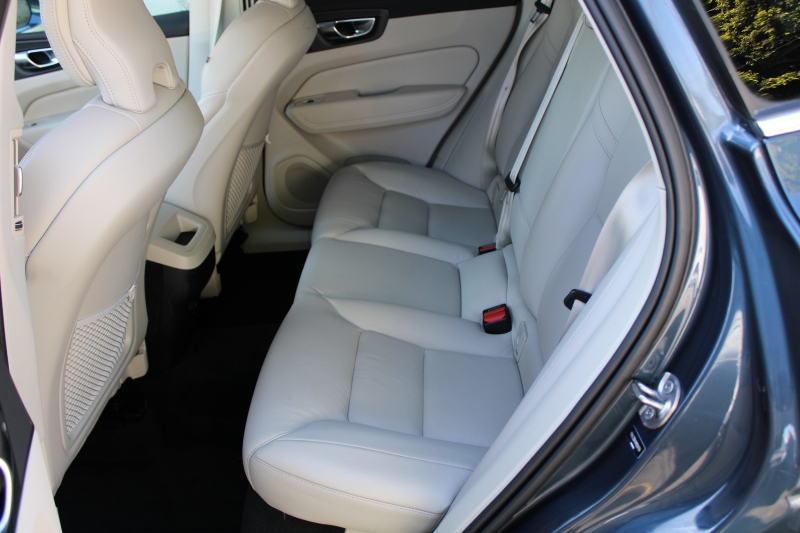 2022 Volvo XC60 B5 Momentum photo 11