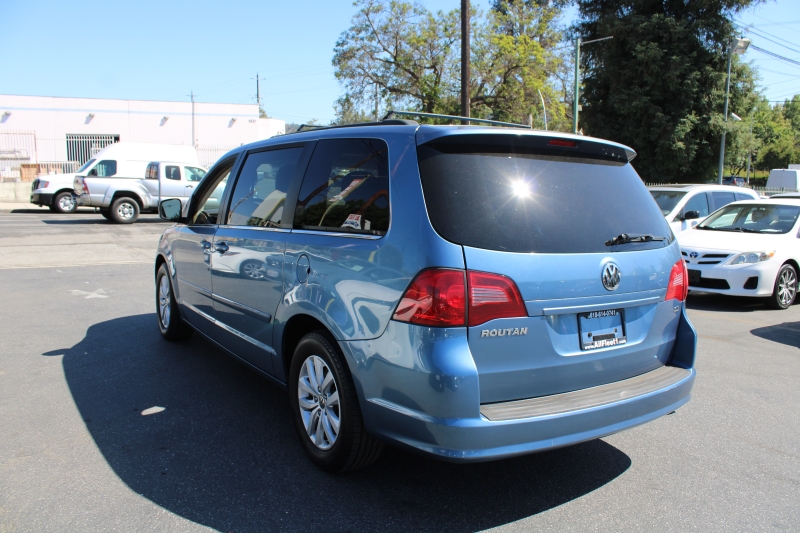 2012 Volkswagen Routan SE photo 4