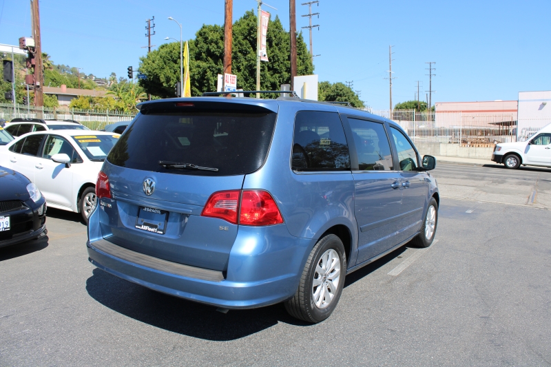 2012 Volkswagen Routan SE photo 5
