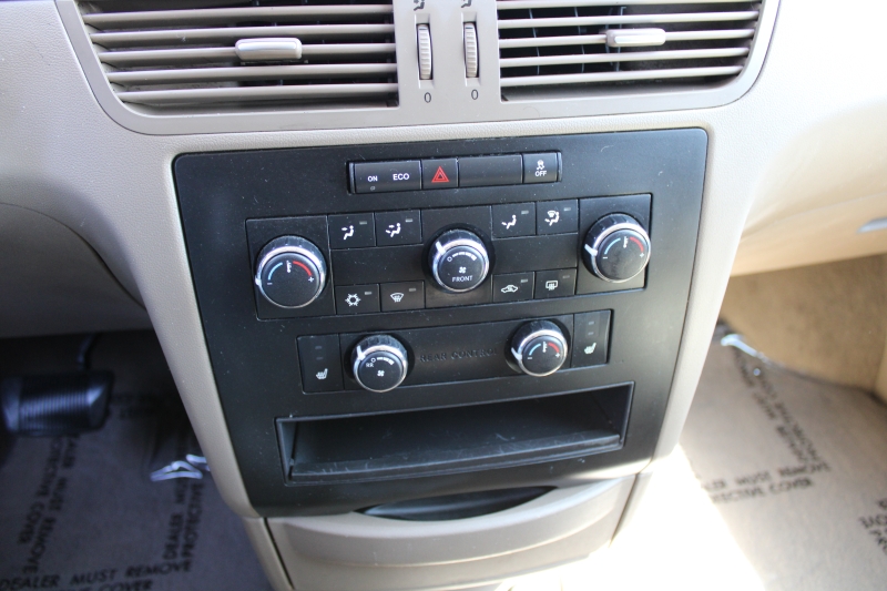 2012 Volkswagen Routan SE photo 13