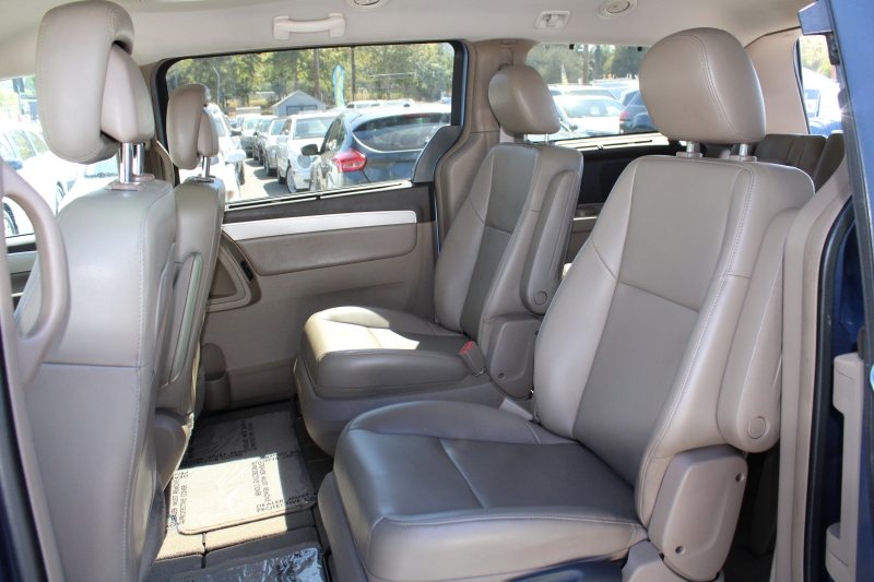 2012 Volkswagen Routan SE photo 14