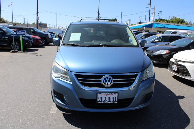 2012 Volkswagen Routan SE photo 2