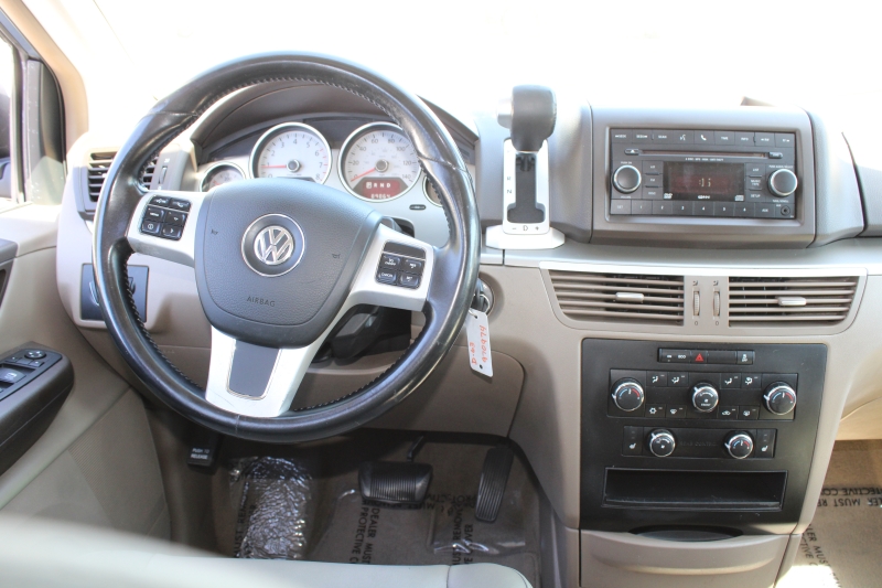 2012 Volkswagen Routan SE photo 10