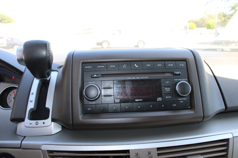 2012 Volkswagen Routan SE photo 12