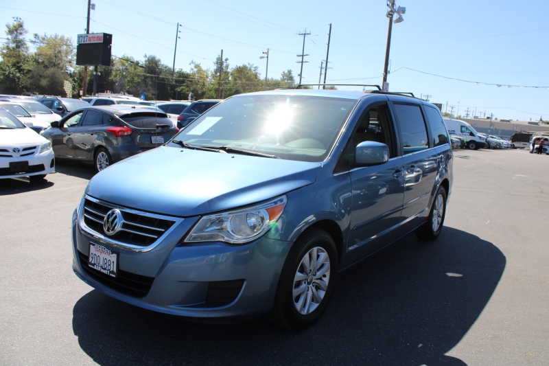 2012 Volkswagen Routan SE photo 3