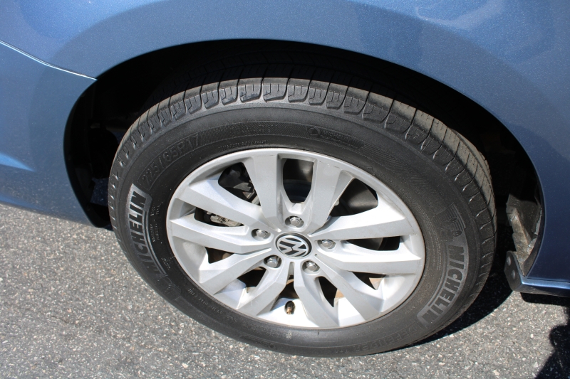 2012 Volkswagen Routan SE photo 19