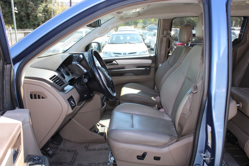 2012 Volkswagen Routan SE photo 9